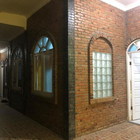 不拉士打宜 红色伙伴劳贡巴友谊旅馆酒店 外观 照片
